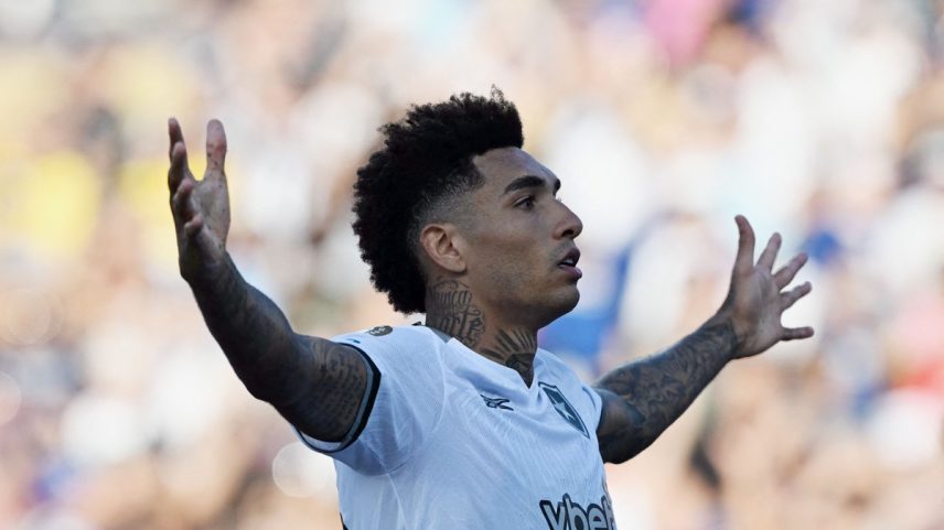 Atacante Igor Jesus do Botafogo abre o placar contra PSG (Foto: YURI CORTEZ / AFP)