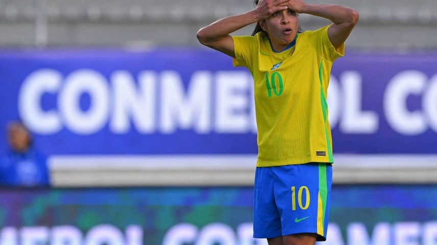 Marta lamenta oportunidade desperdiçada em jogo do Brasil contra a Bolívia pela Copa América, em Quito, no Equador (Foto: Rodrigo Buendia - 16.jul.25 /AFP)