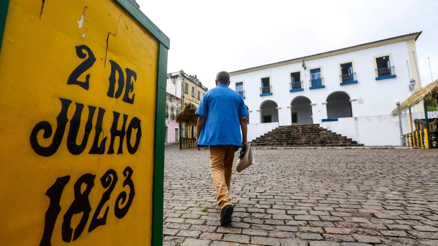 Praça em frente à Câmara Municipal de Cachoeira, onde funcionava antiga prisão (Foto: Rafael Martins - 20.jun.21/Folhapress)