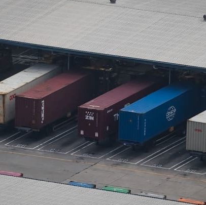 Importadores aumentam reservas de caixa e reduzem estoques durante guerra comercial