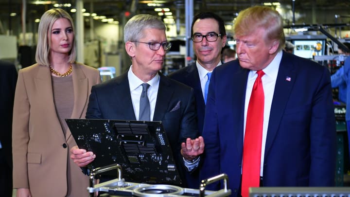 Presidente dos EUA Donald Trump (D) e CEO da Apple Tim Cook (2º D), com a Conselheira Sênior do Presidente Ivanka Trump (E) e o Secretário do Tesouro Steven Mnuchin, visitam a fábrica de montagem de computadores Flextronics onde os Mac Pros da Apple são montados em Austin, Texas, em 20 de novembro de 2019. (Foto: Mandel Ngan | AFP | Getty Images)