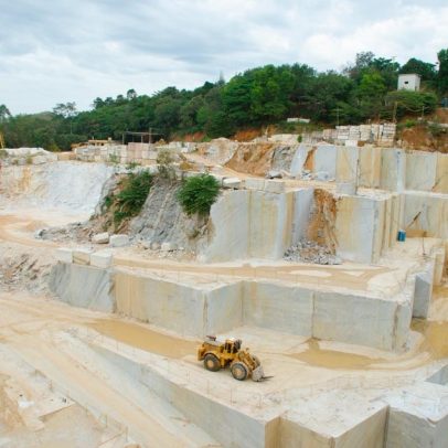 Tarifaço nos EUA afeta setor de rochas naturais e eleva preços de bancadas