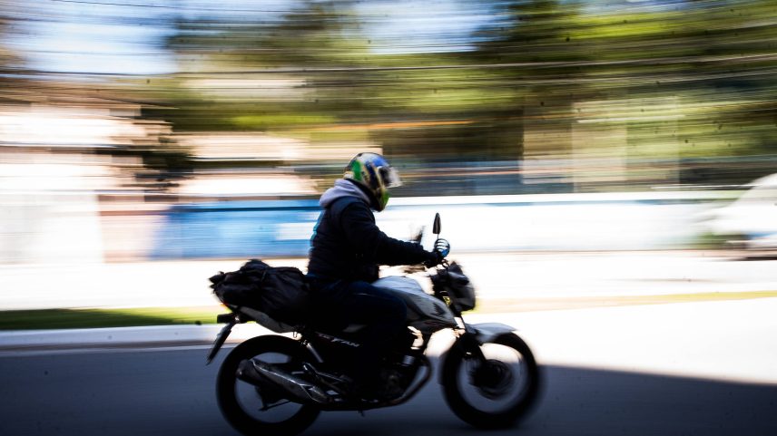 Motociclista na rua Voluntários da Pátria, na zona norte de São Paulo (Foto: Zanone Fraissat - 27.ago.24/Folhapress)