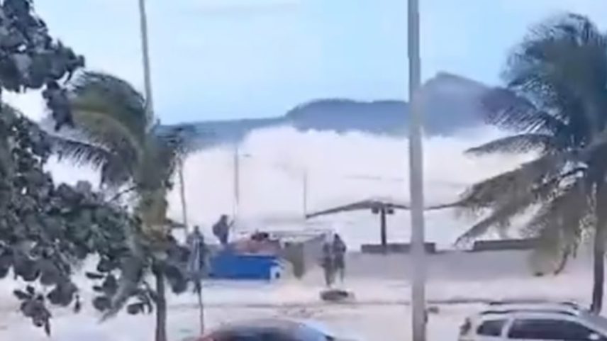 Ondas de 3,5 metros invadem avenida no Leblon. (Foto: Reprodução/X/@descarrilhagab)