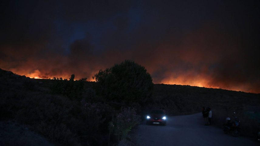 Incêndio florestal em Cesme, na Turquia, que matou ao menos duas pessoas nesta semana; onda de calor na Europa se soma a uma seca de longo prazo no país provocada, segundo especialistas, pela crise climática (Foto: Berkcan Zengin/AFP)