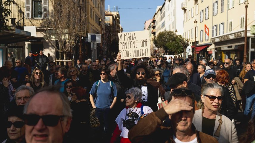 Manifestação contra a mafia em Ajaccio (sul de Córcega), no dia 8 de março passado. (Foto: Raphaël Poletti)