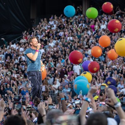 ‘Madame Bovary’ ganha nova interpretação em show da banda Coldplay
