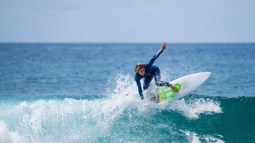 Uma pessoa pratica surf no mar. (Foto: Westend61/Getty Images/Westend61)