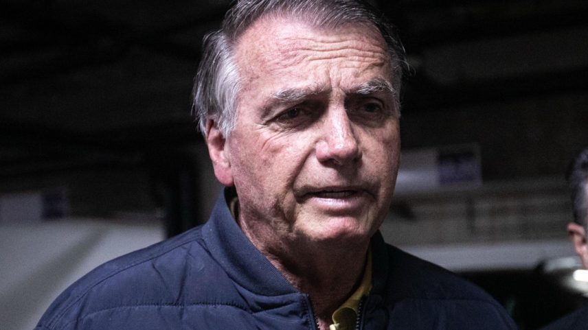 O ex-presidente Jair Bolsonaro fala à imprensa após colocar tornozeleira eletrônica, depois de operação da Polícia Federal (Foto: Brenno Carvalho/Agência O Globo)