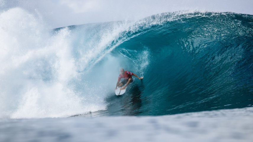 Kelly Slater no mar (Foto: AP/PR)