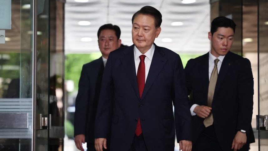 Ex-presidente da Coreia do Sul, Yoon Suk-yeol, comparece a uma audiência no centro de Seul (Foto: KIM HONG-JI / POOL / AFP)