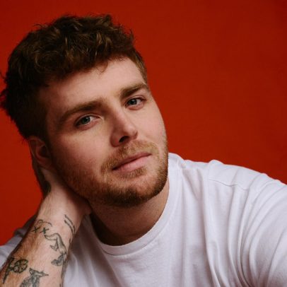 Alex Warren conquista seu primeiro álbum número 1 nas paradas do Reino Unido