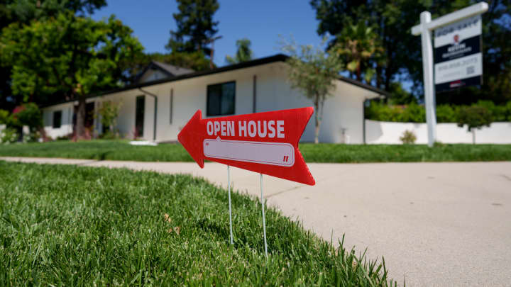 Um sinal de "Open House" em frente a uma casa à venda no bairro Woodland Hills, em Los Angeles, Califórnia, EUA, no domingo, 13 de julho de 2025. (Foto: Eric Thayer | Bloomberg | Getty Images)