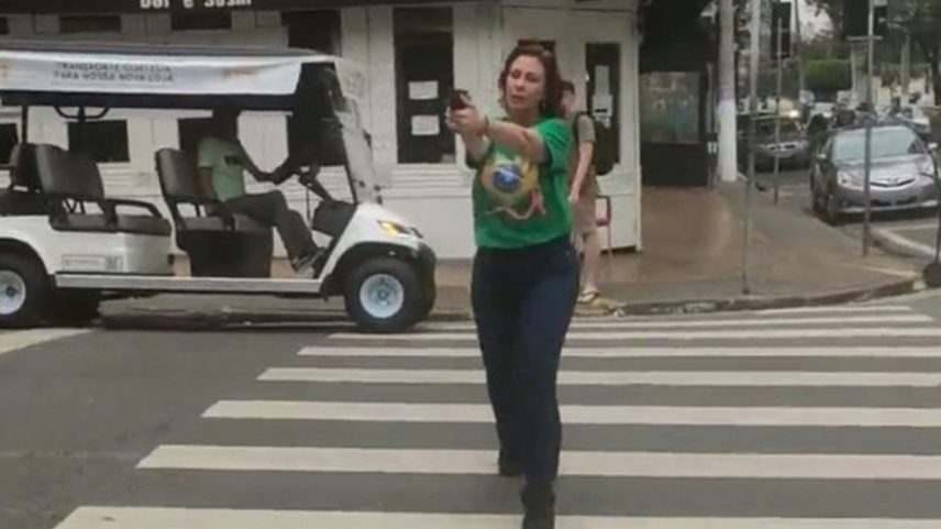 Carla Zambelli aponta arma para homem em São Paulo na véspera da eleição de 2022 (Foto: Reprodução)