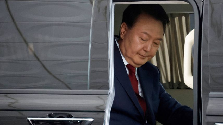 Ex-presidente da Coreia do Sul, Yoon Suk Yeol, chega ao gabinete do Procurador-Geral de Seul para ser interrogado (Foto: Soo-hyeon Kim - 28.jun.25/Reuters)
