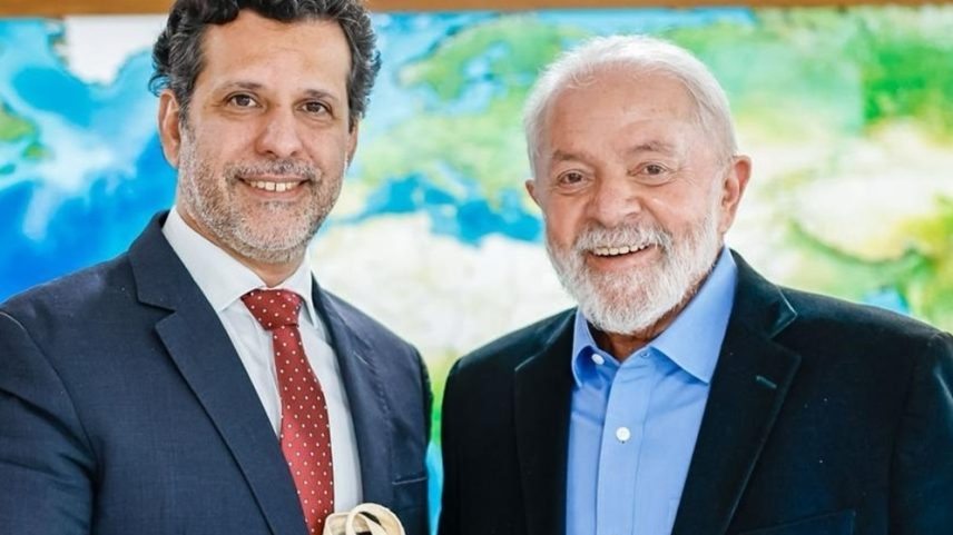 Lula e o então chefe da OEI no Brasil, Leonardo Barchini (Foto: Ricardo Stuckert - 14.mar.2024/PR)