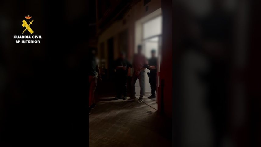 Agentes da Guarda Civil conduzem o detido em Valência no dia 17 de junho por um delito de adoctrinamento e outro de capacitação terrorista. (Foto: Guardia Civil)
