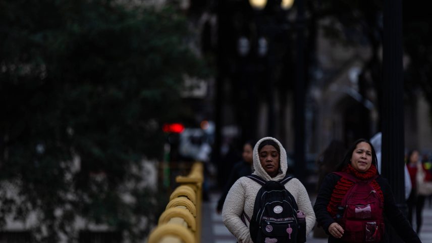 Mulheres se protegem do frio com agasalhos no viaduto Santa Ifigênia, região central da cidade de São Paulo; quinta-feira (10) promete temperatura baixa, mas sobe à tarde (Foto: Rafaela Araújo - 3.jul.25/Folhapress)