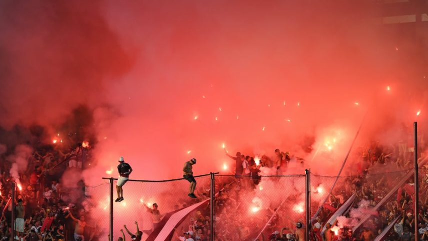 Hinchas de Lanús no jogo entre Lanús e Cruzeiro, em 30 de outubro de 2024, em Lanús, Argentina (Foto: Marcelo Endelli/Getty Images)