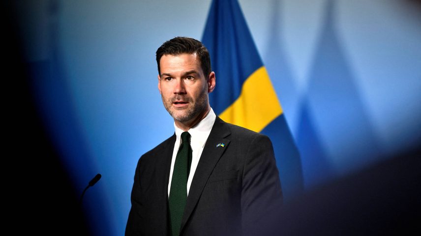 Então ministro do Comércio Exterior da Suécia, Johan Forssell participa de entrevista coletiva em Estocolmo em 2023 (Foto: TT News Agency - 10.mar.2023/via Reuters)