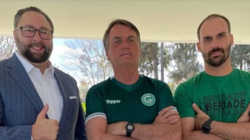 Jason Miller é um dos principais conselheiros de Donald Trump; na foto, aparece ao lado de Jair Bolsonaro e Eduardo Bolsonaro em setembro de 2021 (Foto: Reprodução/Twitter)