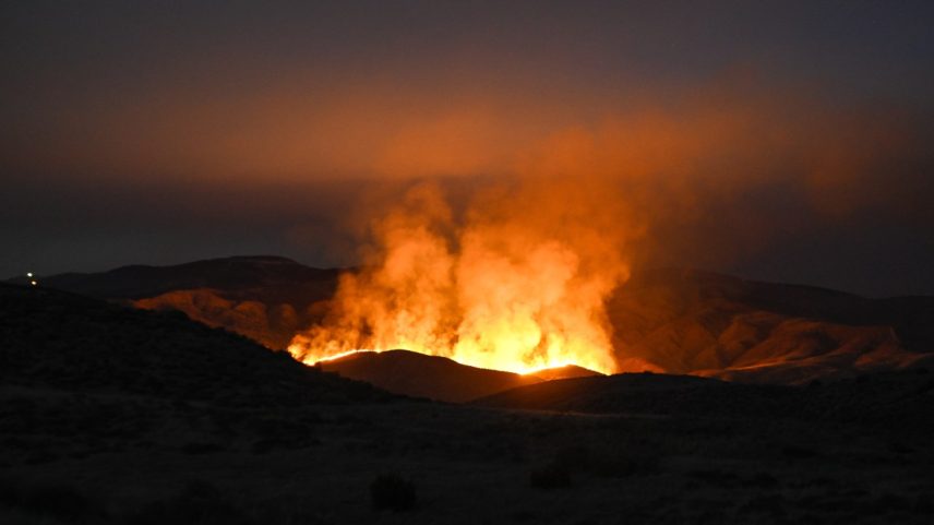 Uma visão das chamas em uma área rural dos Condados de San Luis Obispo e Santa Bárbara, enquanto o incêndio florestal continua na Califórnia Central, Estados Unidos, em 3 de julho de 2025 (Foto: Tayfun Coskun/Getty Images)