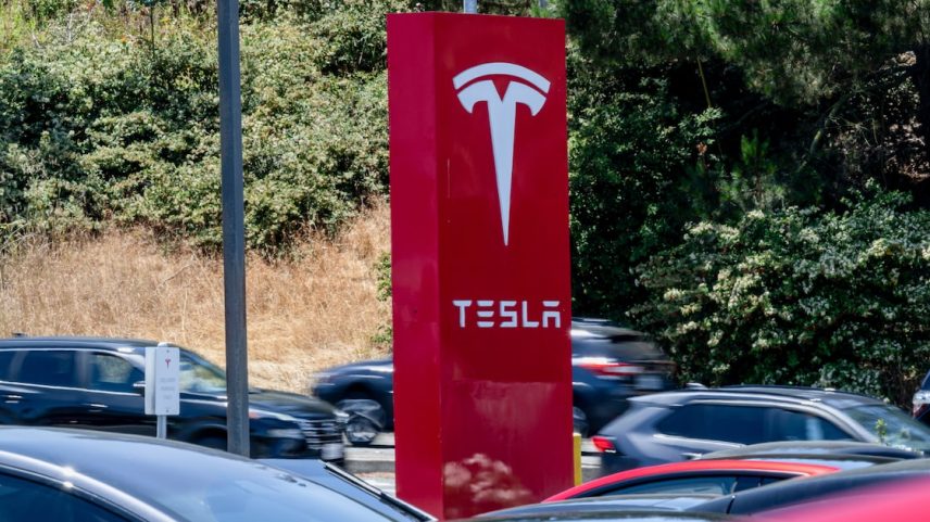 A trajetória recente da Tesla no mercado de ações é marcada por uma combinação de emoções, especulações e impactos externos - (Foto: Bloomberg/David Paul Morris)