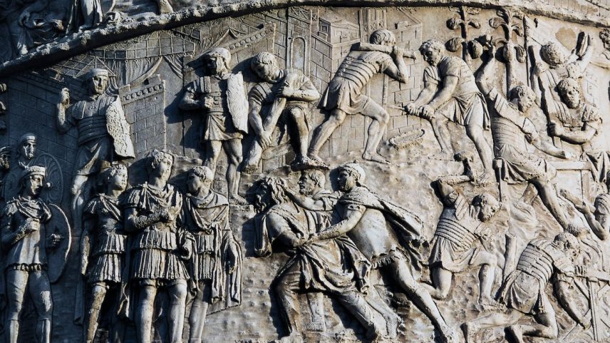 Soldados romanos apresentam prisioneiros dacios ao imperador Trajano em um relevo da Coluna Trajana de Roma. (Foto: DEA / W. BUSS (De Agostini via Getty Images))