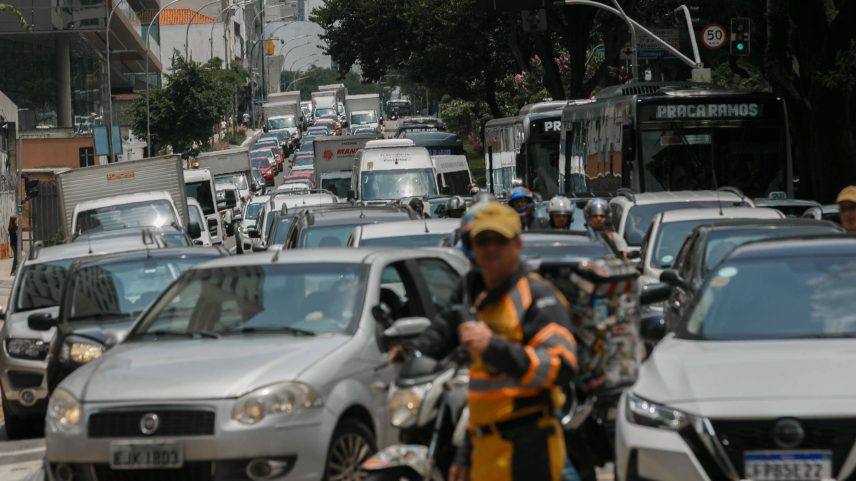 Motoristas que não anteciparam o licenciamento de veículos devem fazer o pagamento da taxa até dezembro em SP (Foto: Ronny Santos - 06.fev.24/Folhapress)