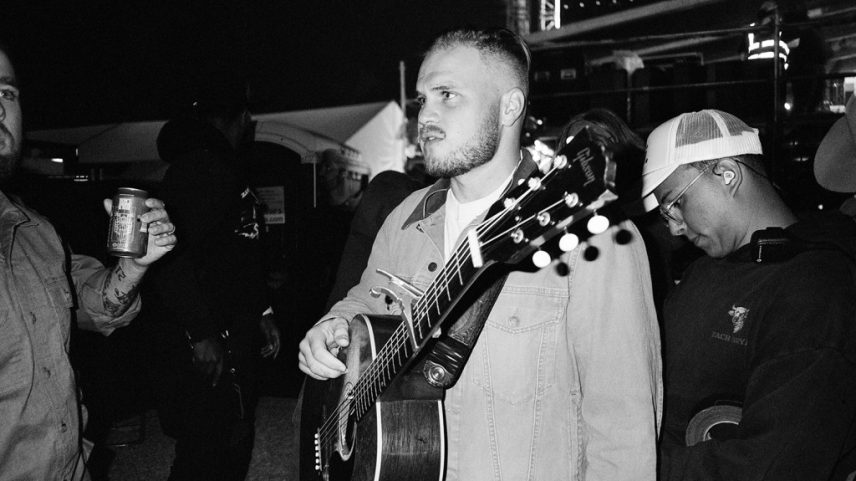 Zach Bryan lançou três novas músicas, incluindo "Streets of London" e "Song for You." (Foto: Reprodução)