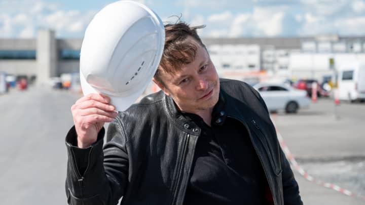 Elon Musk expandiu várias de suas empresas no Texas, incluindo Tesla, SpaceX, Boring Co. e Neuralink. A Tesla iniciou a construção de uma refinaria de lítio no Texas no início deste ano, com a presença do governador Greg Abbott. (Foto: Christophe Gateau | Picture Alliance | Getty Images)