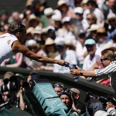 Sabalenka é aplaudida após ajudar torcedores com água em dia de calor em Wimbledon