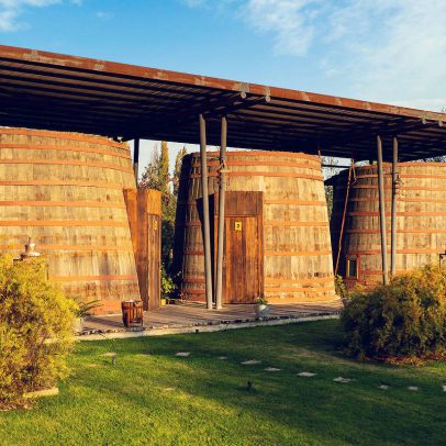 Hospede-se em um barril de vinho centenário e descubra o Chile de forma única