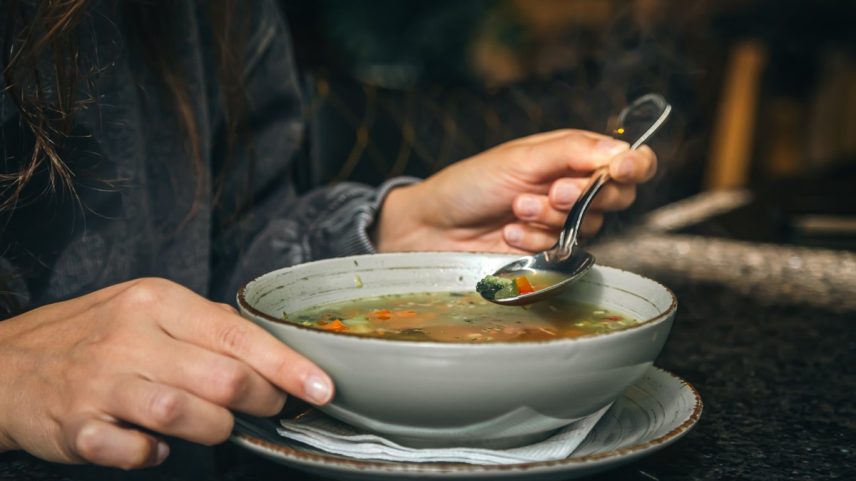 Sopa de galinha é um dos pratos preferidos de quem está com resfriado e há uma explicação para isso — Foto: Freepik