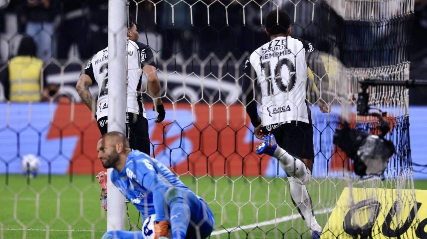Memphis Depay festeja gol pelo Corinthians contra o Palmeiras (Foto: Marcello Zambrana/AGIF)