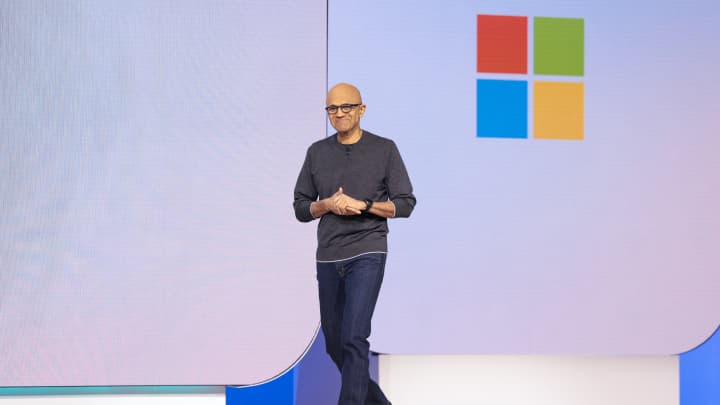 Satya Nadella, presidente e CEO da Microsoft, retorna ao palco após uma entrevista pré-gravada durante a abertura da conferência Microsoft Build em Seattle, Washington, em 19 de maio de 2025. (Foto: Jason Redmond | AFP | Getty Images)