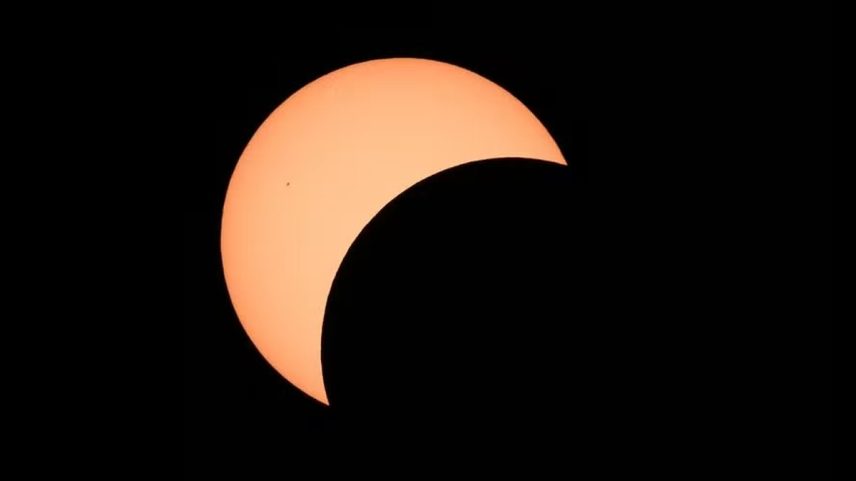 Mini-lua orbitará a Terra em setembro do ano passado (Foto: Josh Edelson / AFP)