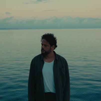 Marcos Almeida apresenta clipe gravado em Salvador para seu novo álbum
