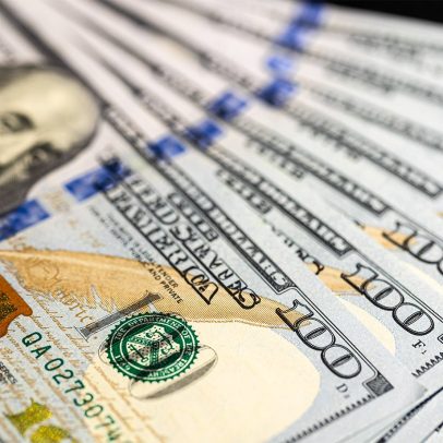 Dólar sobe com expectativa de juros altos nos Estados Unidos por mais tempo