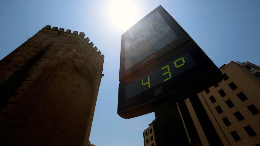 Termômetro de rua marca 43 graus, em 1 de julho, em Córdoba. (Foto: EFE)