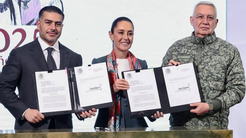 Omar García Harfuch, Claudia Sheinbaum e Ricardo Trevilla Trejo, durante a assinatura das iniciativas em matéria de segurança, na Cidade do México, em 11 de fevereiro de 2025. (Foto: Governo de México)