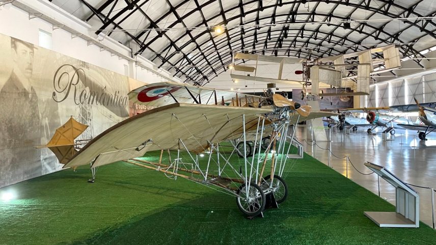A réplica do avião Demoiselle, criado por Santos Dumont, está exposta no Museu Aeroespacial (Foto: Fábio Rossi)