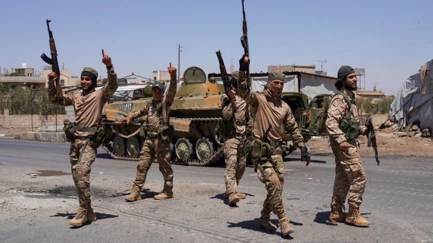 Soldados sírios celebram após combate com minoria drusa, apoiada por Israel, na cidade de Sweida, no oeste da Síria, em 16 de julho de 2025. (Foto: Karam al-Masri/ Reuters)
