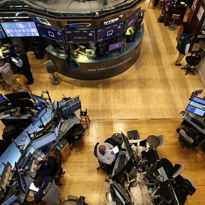 Futuros de ações permanecem estáveis enquanto investidores acompanham tarifas de Trump