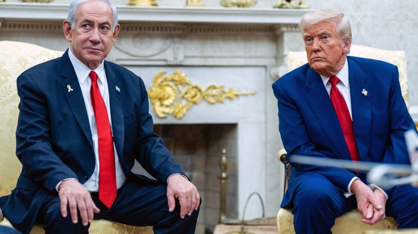 Trump (à direita) e outros na Casa Branca parecem preferir ternos em tons que vão além do tradicional azul-marinho (Foto: Eric Lee/The New York Times)