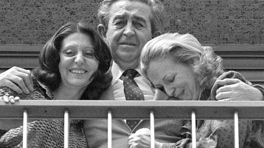Luis Suñer, abraçado à sua mulher e sua filha, na varanda de sua casa em Alzira (Valência), no dia 14 de abril de 1981, após ser libertado do sequestro ao qual havia sido submetido pela banda terrorista ETA. (Foto: RAÚL CANCIO)