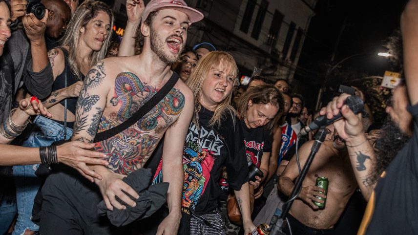 Galera vibrando com um dos 100 shows organizados para comemorar o Dia Mundial do Rock na Rua Ceará, na Praça da Bandeira (Foto: Divulgação/Ian Dias)