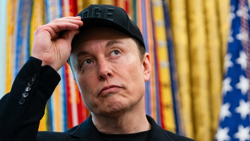 Elon Musk observa durante uma coletiva de imprensa com o presidente dos EUA, Donald Trump, no Salão Oval da Casa Branca em Washington, DC, em 30 de maio de 2025. Musk, que entrou na política dos EUA como o ajudante de Trump brandindo uma motosserra, anunciou em 28 de maio que está deixando seu cargo no governo dos EUA, com a intenção de reduzir os gastos federais, logo após sua primeira grande divergência com o presidente sobre o projeto de lei de gastos assinado por Trump. (Foto: Allison ROBBERT/AFP)