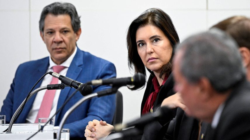 Os ministros Fernando Haddad, da Fazenda, e Simone Tebet, do Planejamento, se reúnem com empresários em Brasília para discutir o tarifaço que o norte-americano Donald Trump ameaça impor ao Brasil (Foto: Mateus Bonomi/Reuters)