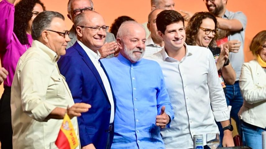 O presidente Lula, com João Campos e o vice-presidente Geraldo Alckmin, em congresso do PSB (Foto: PSB/Divulgação)